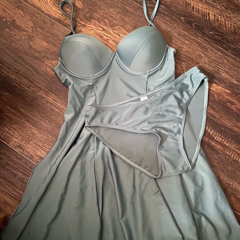 2 piece women’s swimsuit. Underwire. More of a teal shade.